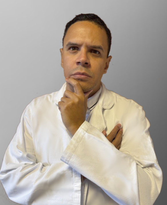 Diego com jaleco branco braços cruzados e uma mão no queixo olhando para cima. fundo suave cinza